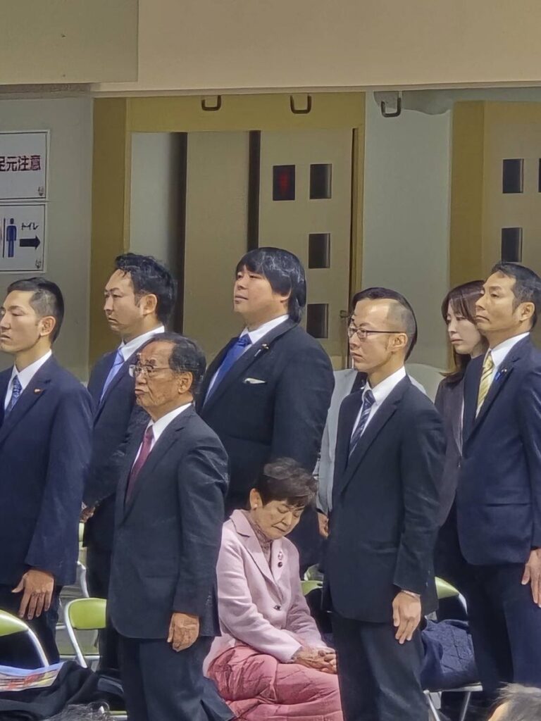 「共産党がやらかしました。消防の出初式にて国歌斉唱をするタイミングで日の丸から背き寝ていました」