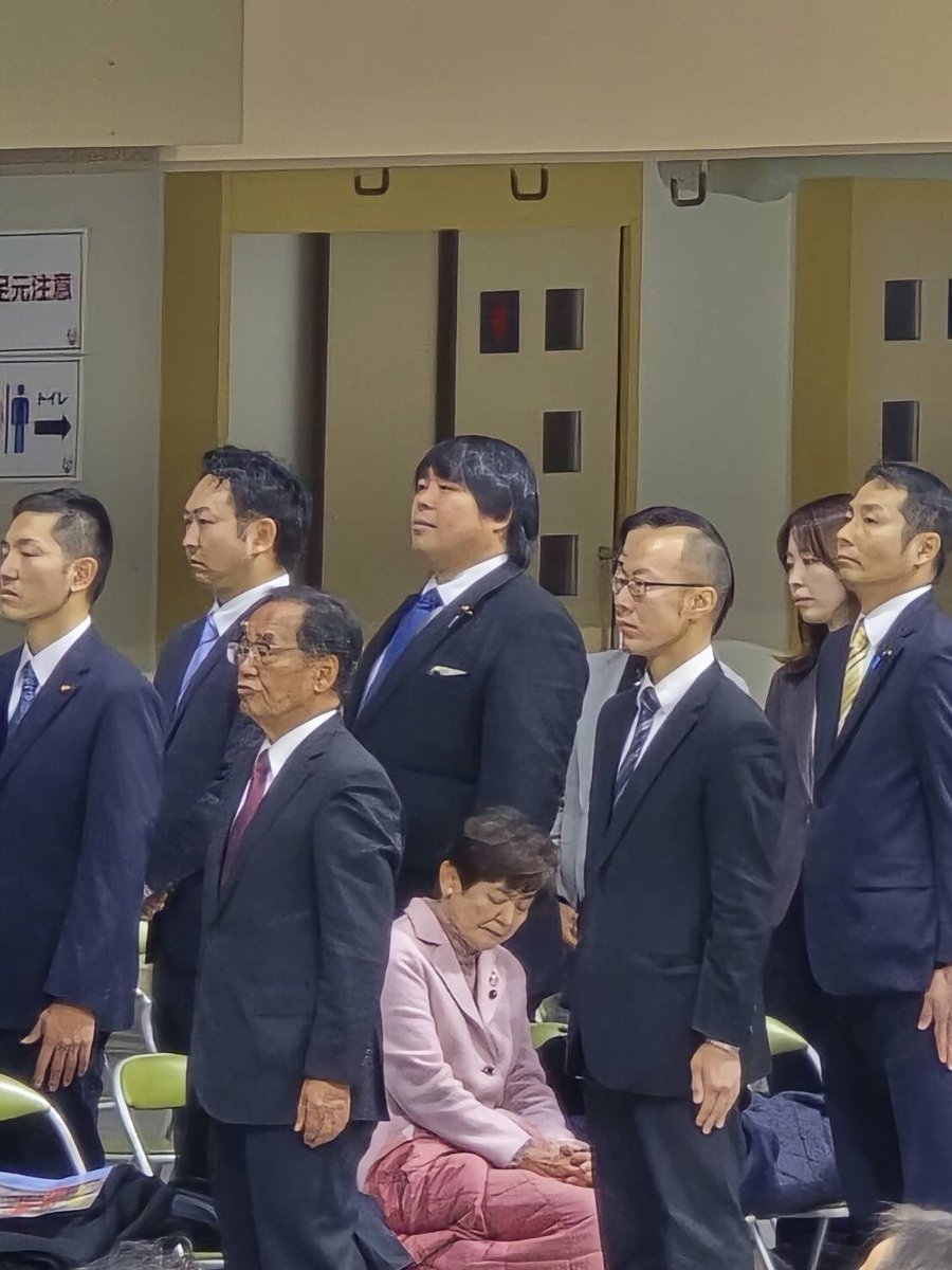 「共産党がやらかしました。消防の出初式にて国歌斉唱をするタイミングで日の丸から背き寝ていました」