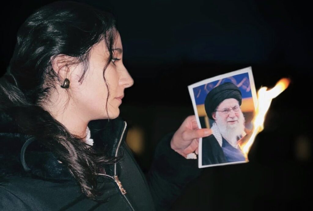 🇫🇷フランスのフェミ団体がイラン女性に連帯。日本のフェミはどうした！