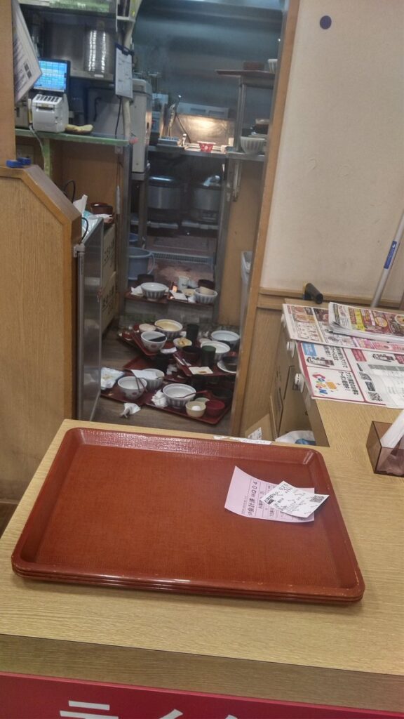 使用済み食器一式が「なか卯」厨房の床一面に放置…SNSで波紋 運営会社謝罪