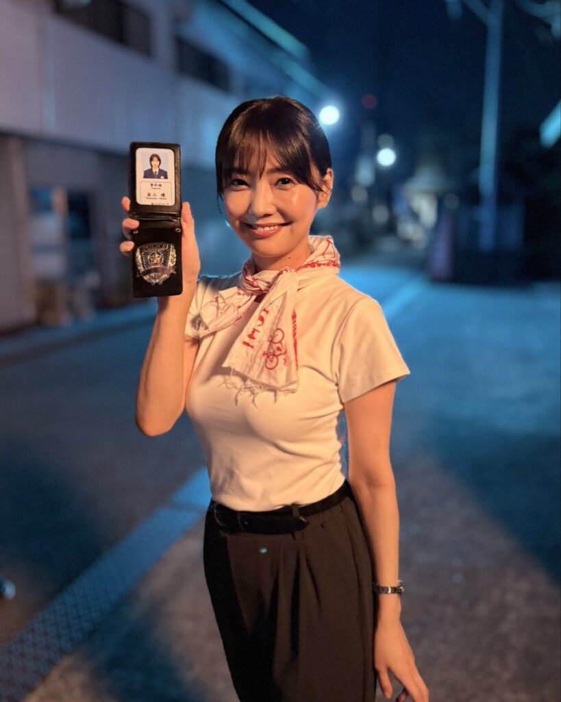 【芸能】倉科カナ〝ピチピチ白T〟姿で…「なんて可愛い刑事なんですか」「やばい、魅力的すぎる」ドラマオフショットに反響