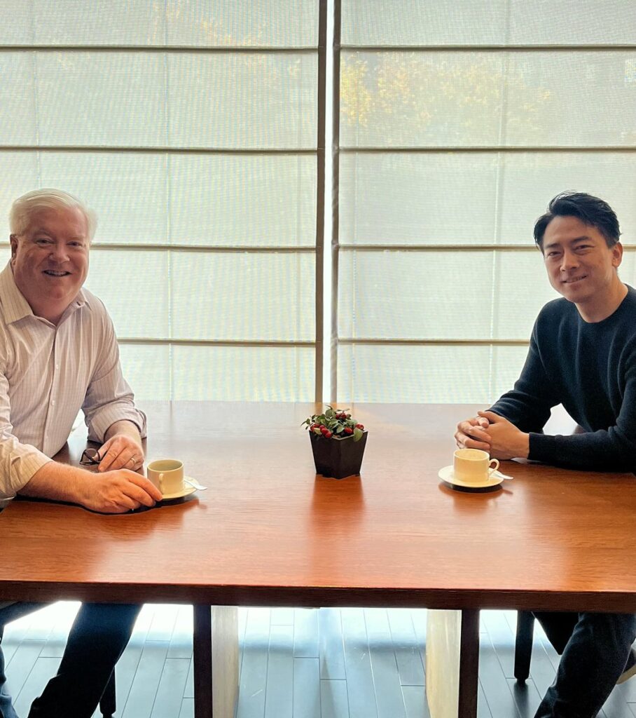 小泉進次郎防衛相が「もの言う」米大使との朝食シーンを公開　カジュアルな丸首セーター姿