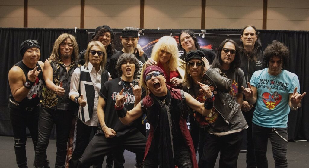 【音楽】「稲葉さんはしゃいでるの可愛い」超豪華集合ショットにファン歓喜「B’zと黒夢が同じフレームに!」「タッカンとTakの盟友並び」