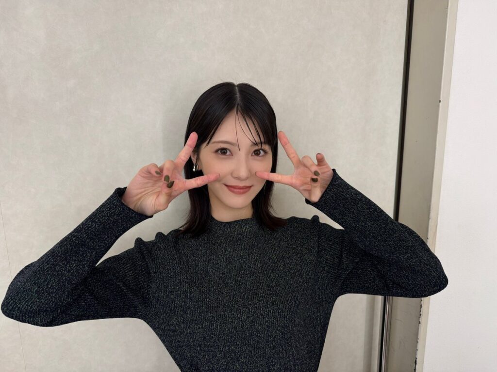 【芸能】「いつもと違う」雰囲気ガラリ！浜辺美波の最新ビジュアルにSNS騒然「頬がスッキリ」「最近どんどん…」