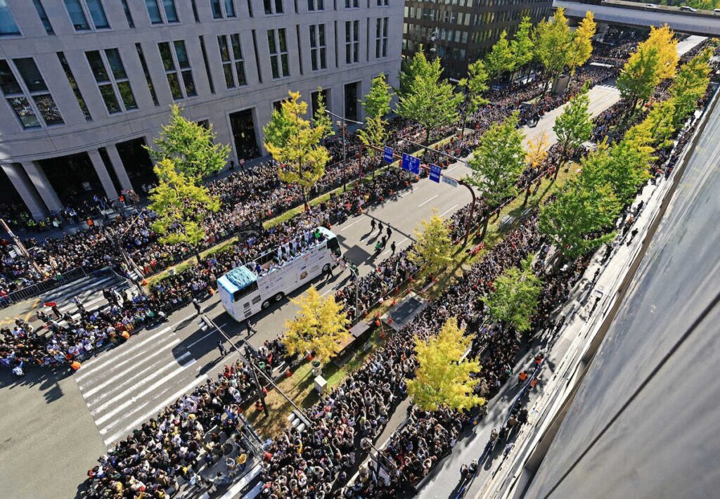 「御堂筋が人で埋まってる」阪神の優勝パレード、“20万人の虎党”が大集結！ 熱狂ぶりにX衝撃「すごい数や」