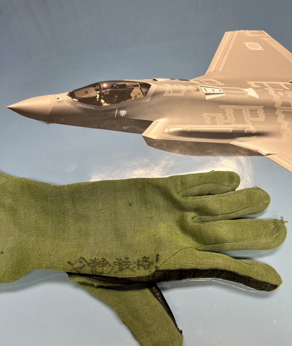 【x】小泉進次郎防衛相…手袋の写真を投稿　🧤