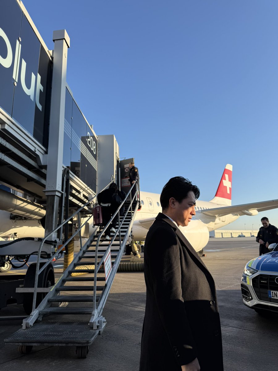 「色気ダダ漏れ」「カッコよすぎ」小泉防衛相、海外オフショが絶賛の嵐　黒コート姿で「どこの俳優かと」「映画のワンシーンみたい」