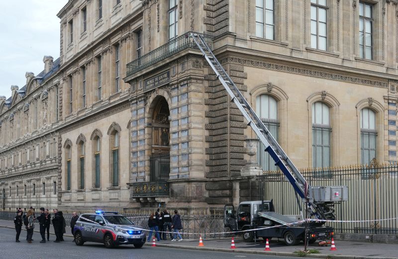 【ルーブル美術館盗難事件】高所作業車で侵入、わずか７分で宝飾品８点持ち去る　フランス