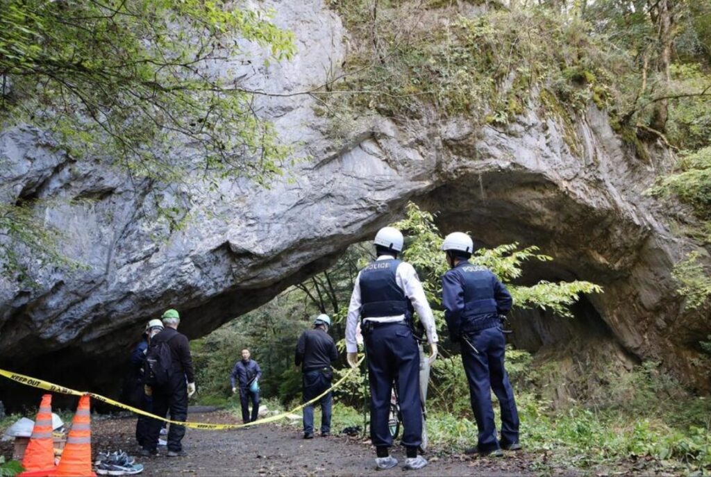 遊歩道で落石当たったか 50代男性が死亡