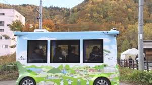 自動運転バス、落ち葉を障害物と誤認し急ブレーキが作動で→乗客が転倒