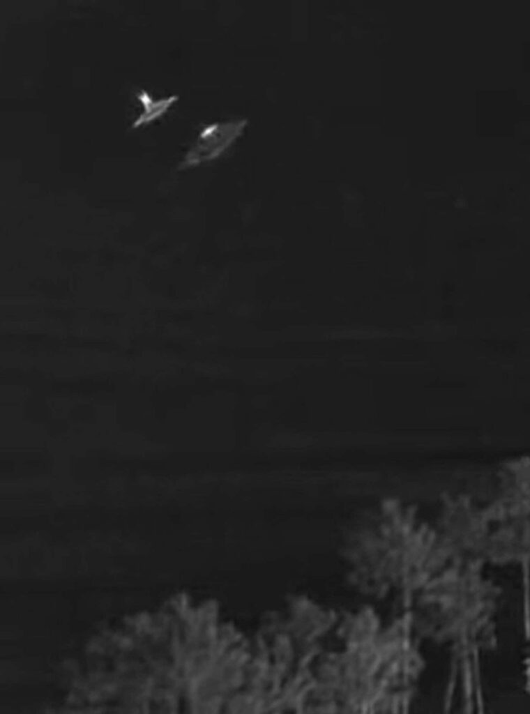 【東スポ】カリフォルニアのビーチ上空にＵＦＯ　サーフィンスポットのライブカメラが捉えた　🛸