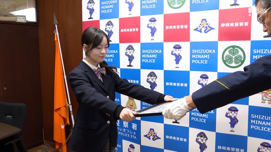 制服JK「お姉ちゃんと手をつないでもらっていい？」「(ｺｸﾘ)」ｷﾞｭｯ　迷子の男児を発見し匠の技で保護