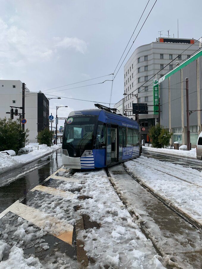 万葉線アイトラム回送電車 “広小路電停” 付近で脱線　けがなし（高岡駅ー米島口間は運休）富山