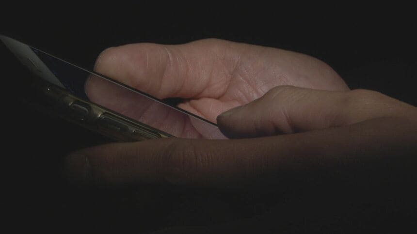 【午前8時半】「自分で見ていただけ」　列車内でアダルト動画を女子高校生に5分間見せつけた疑い　福岡市の会社員の男を逮捕