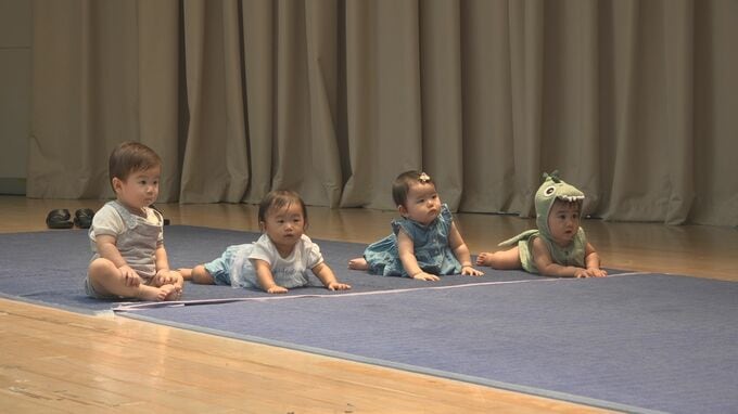 【沖縄】赤ちゃんハイハイレース！ じっと動かずもパパ「一番かわいかったから優勝」　那覇市で子育てイベント👶