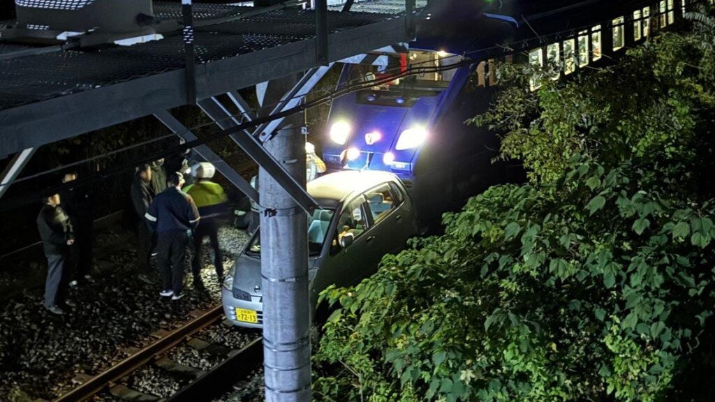 【画像】特急列車が線路上を走っていた軽自動車に追突