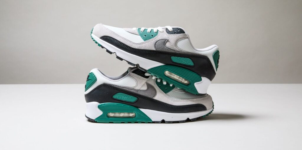 【ナイキ】「エア マックス」の歴代最高モデルは“90”と言い切れる理由。35年経っても色褪せない傑作「結局これに戻ってくる」