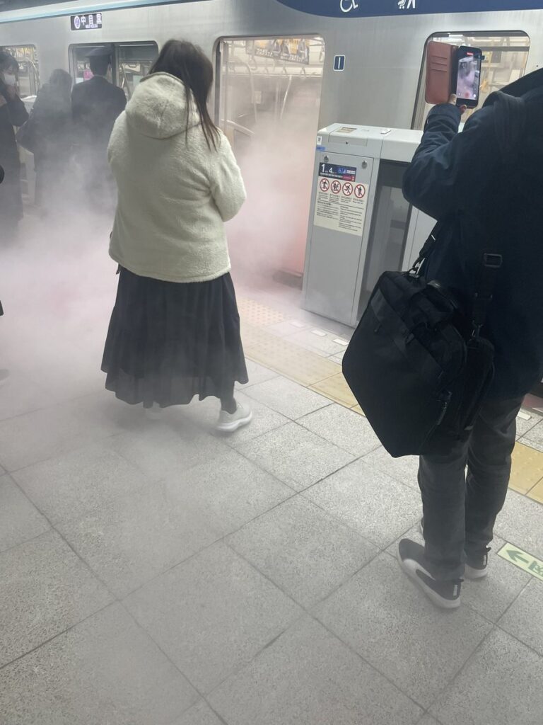 【iPadが発火】日比谷線乗ってたら隣の人が持ってたipadが急に発火してめちゃ燃えて死ぬかと思った震える