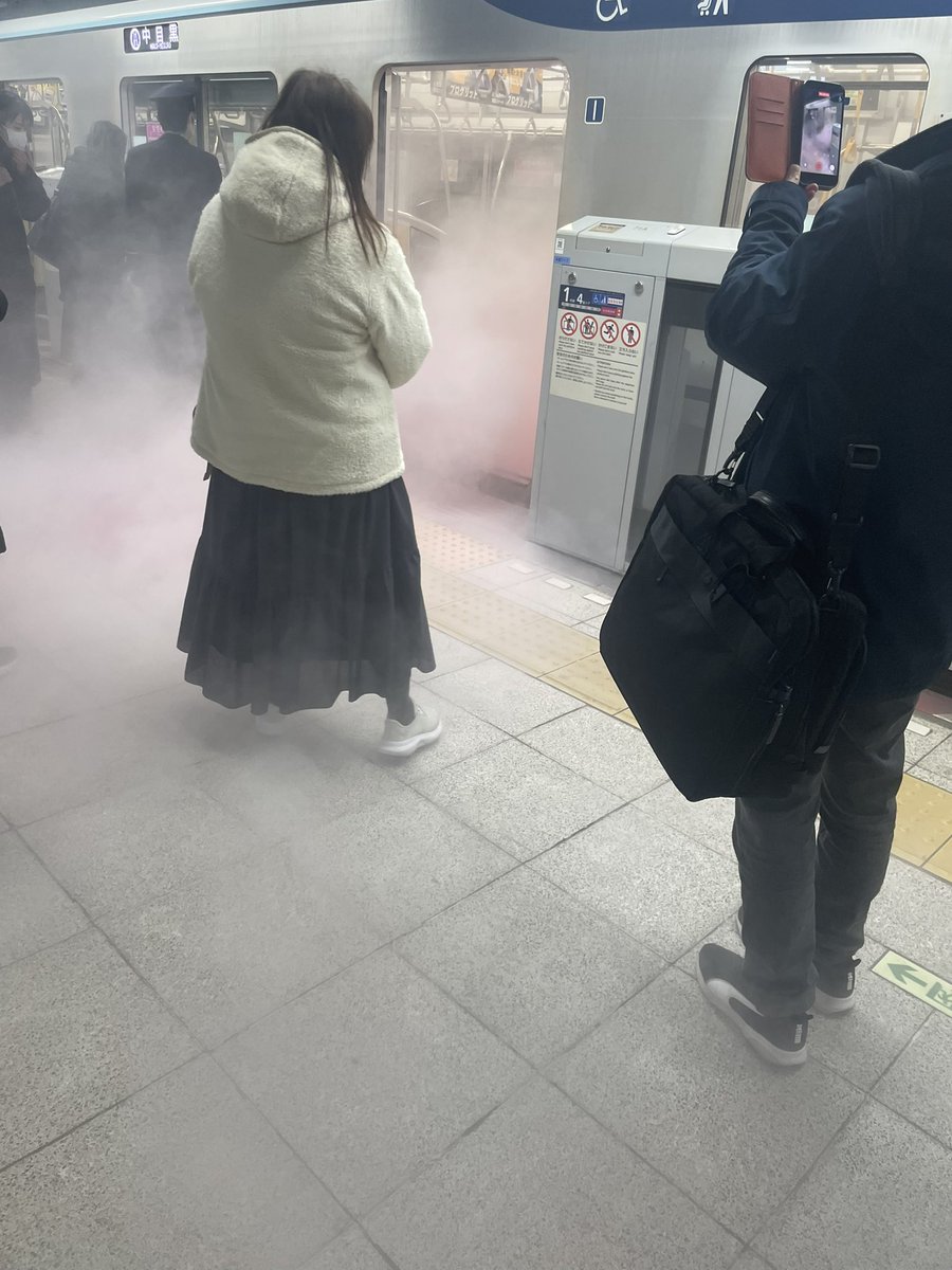 【iPadが発火】日比谷線乗ってたら隣の人が持ってたipadが急に発火してめちゃ燃えて死ぬかと思った震える