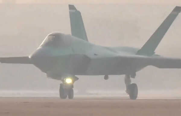 中国海軍の「最新鋭ステルス戦闘機 J-35 」飛んでいる姿がついに公開される！