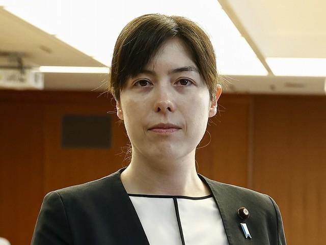 JK脱いでも素敵!小野田氏&片山氏のシルバードレスは日本ブランドの東京ソワール 値段も判明、人気で入荷待ち 「信頼の積み重ね」