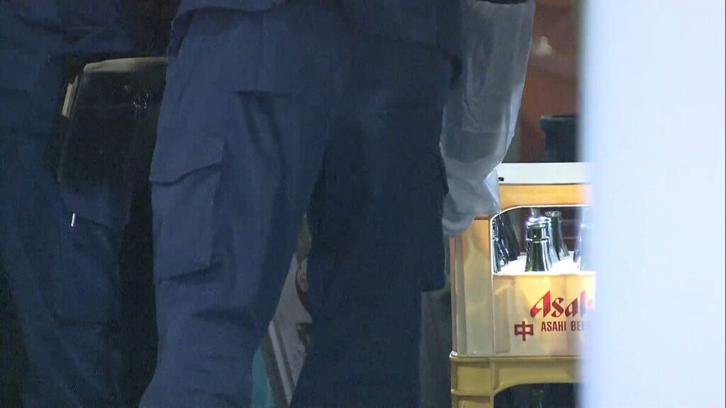 【逃走中】無料案内所男性スタッフをビール瓶で殴り、割れた瓶で首を刺した男がタクシーで逃走　JR新橋駅近く