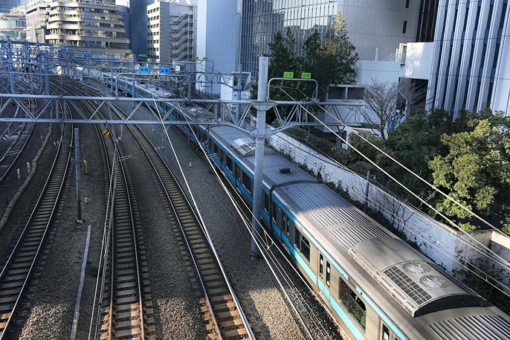 「仕事休みたい」「海外旅行の予定が…」　朝のラッシュに運転見合わせ直撃のJR鶴見駅