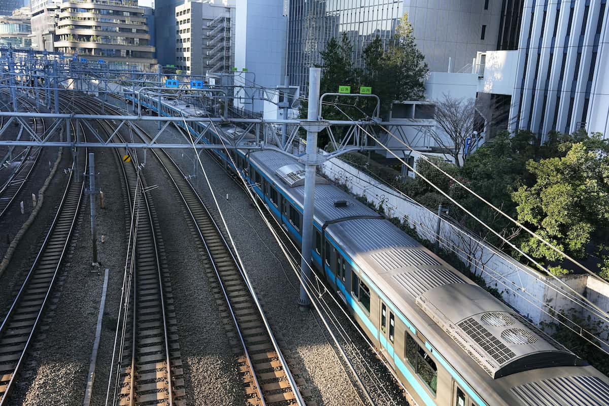 「仕事休みたい」「海外旅行の予定が…」　朝のラッシュに運転見合わせ直撃のJR鶴見駅