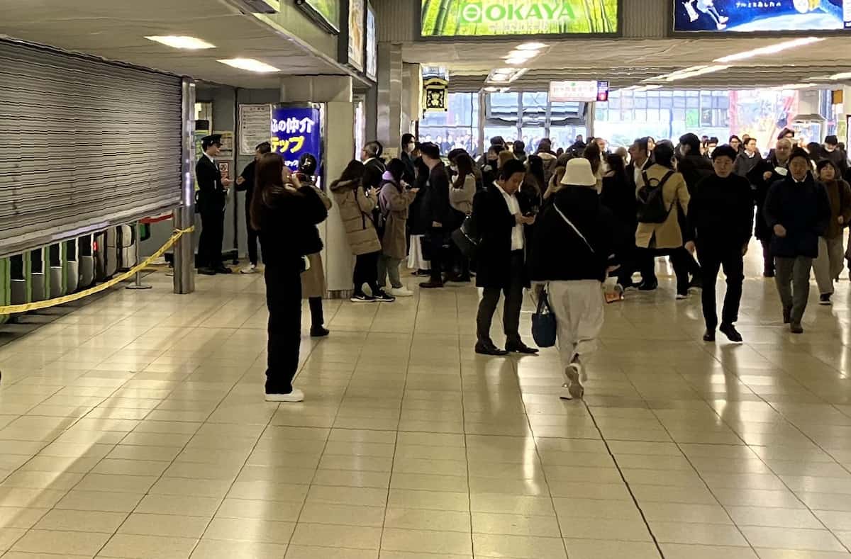 JR田町駅では消防車が待機、地下鉄三田駅はすし詰め状態　JR山手線全線運転見合わせ