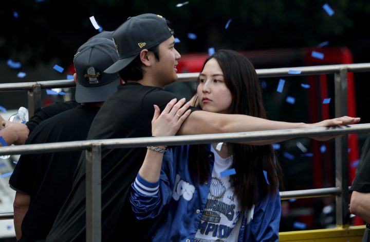 【MLB】「真美子さん、いた！」  ドジャース2年連続の優勝パレード　妻・真美子さんが大谷翔平のスタジャンを着て参加