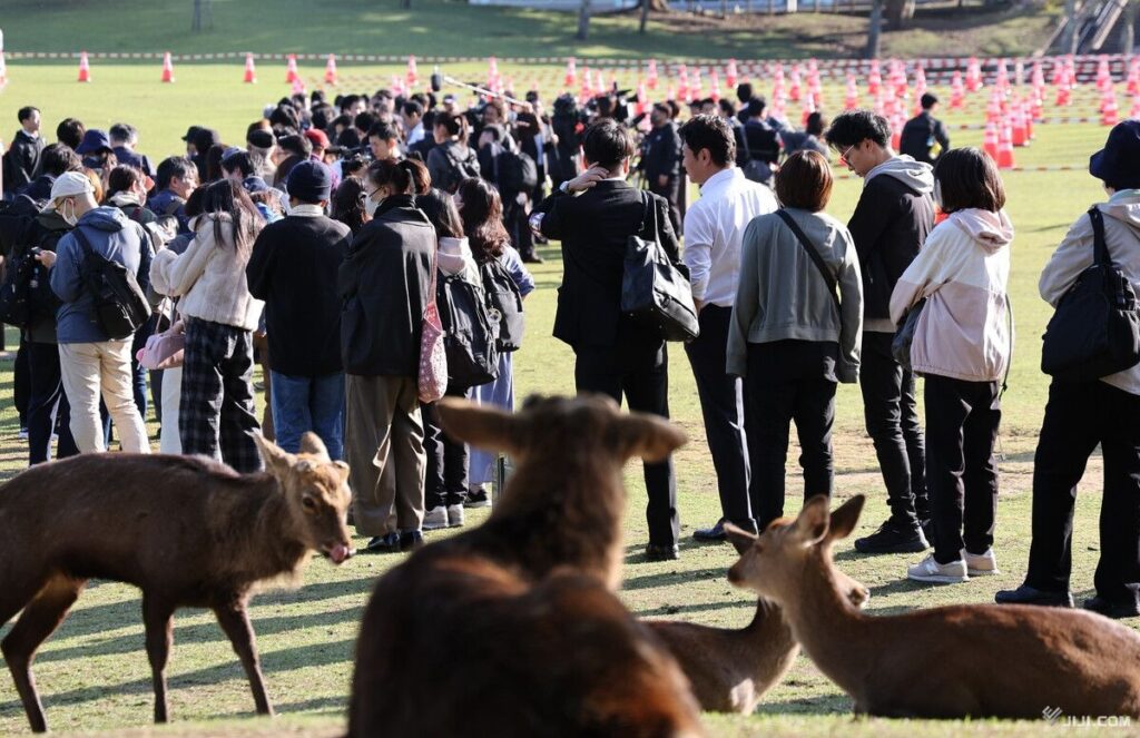 山上徹也被告の傍聴求め長い列。お前らの想像の0.9倍くらい長い
