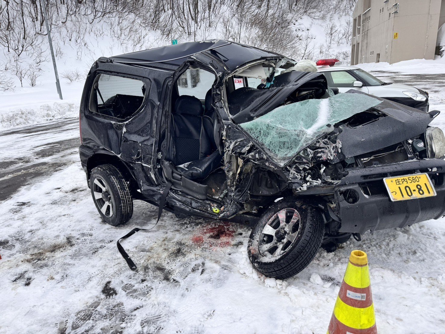 軽自動車がスリップしトラックと正面衝突　軽自動車を運転していた26歳男性が死亡　山形県