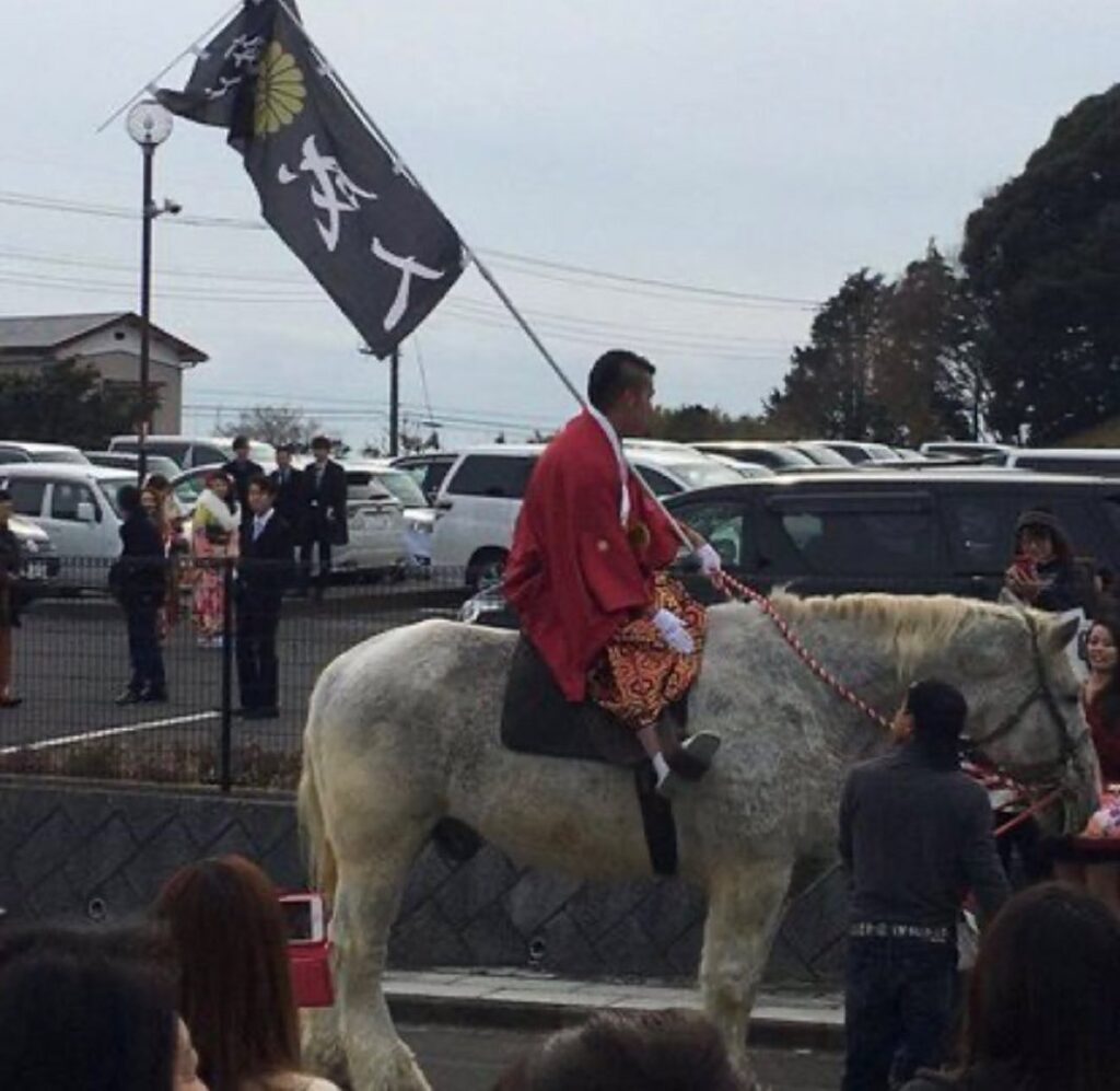 【悲報】北九州市の成人式、馬で会場乗り付けた新成人で一時入場規制www