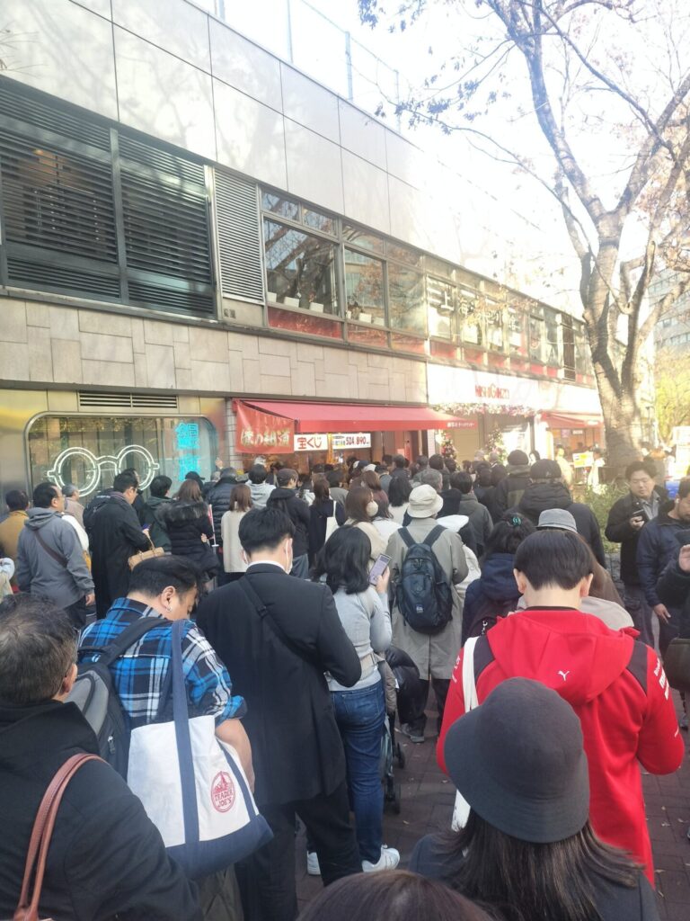 【画像】銀座の例の宝くじ売り場、相変わらず乞食の行列WW