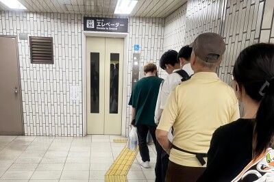 【素晴らしい対応】 日本の駅のエレベーターで怒り爆発のチャイナ人女性、中共ネット民も支持