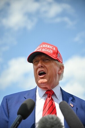 「MAGA」結束に揺らぎ 陰謀論巡り対立―トランプ米大統領に不満も