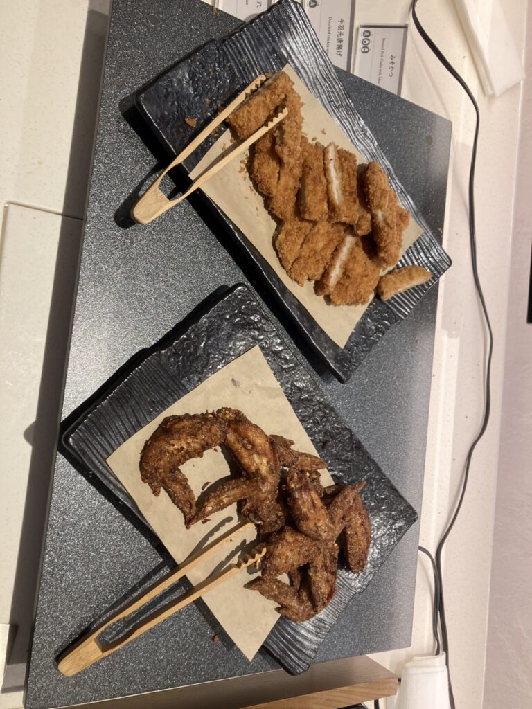 【悲報】朝食バイキング、まだ終了40分前なのにデザートのフルーツが無くなって客ブチギレ