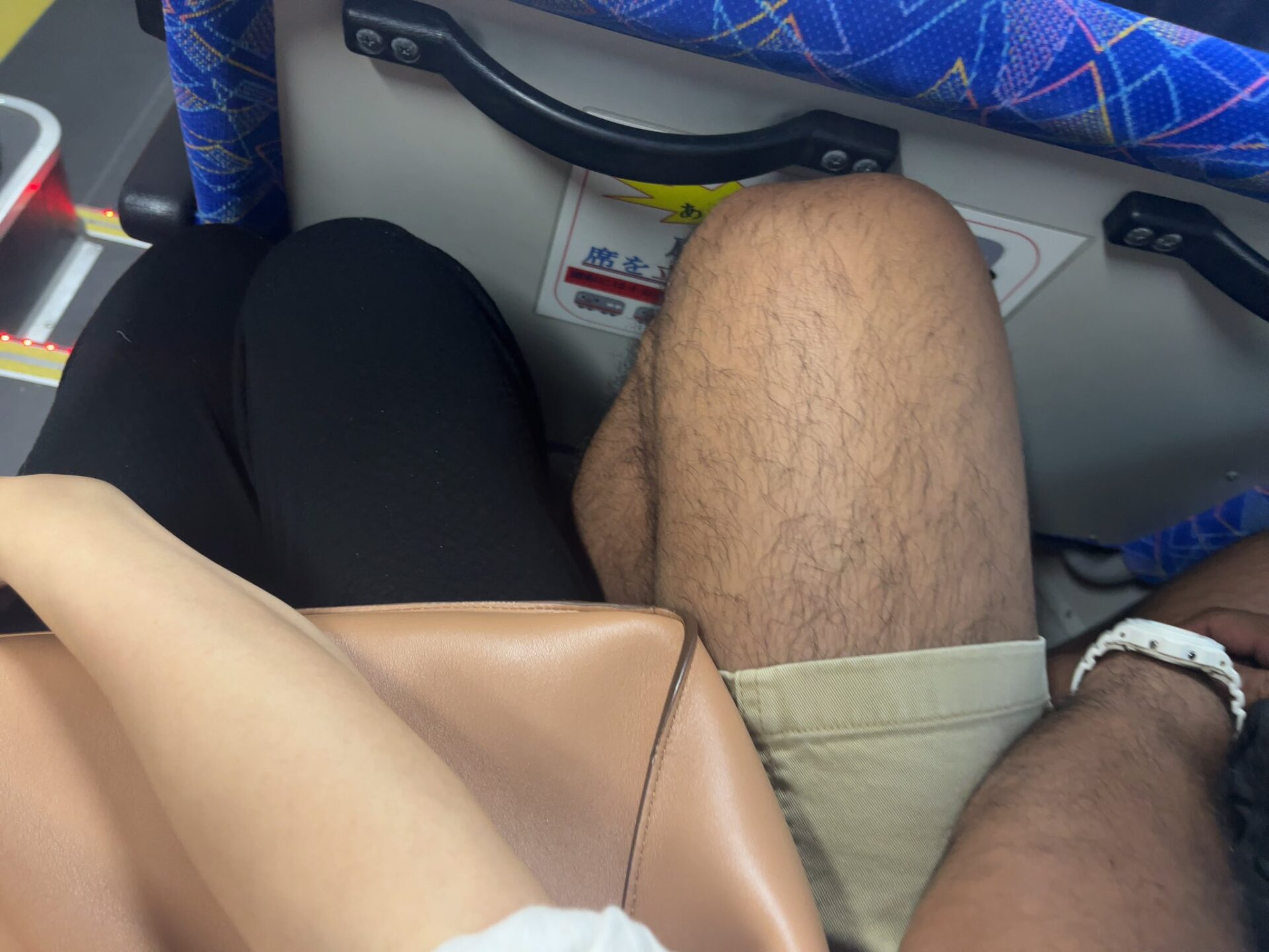 バスの座席で不快な体験「狭くてきつかった」　ネット同情「これは酷すぎる」　元・アイドリングのメンバーが写真投稿