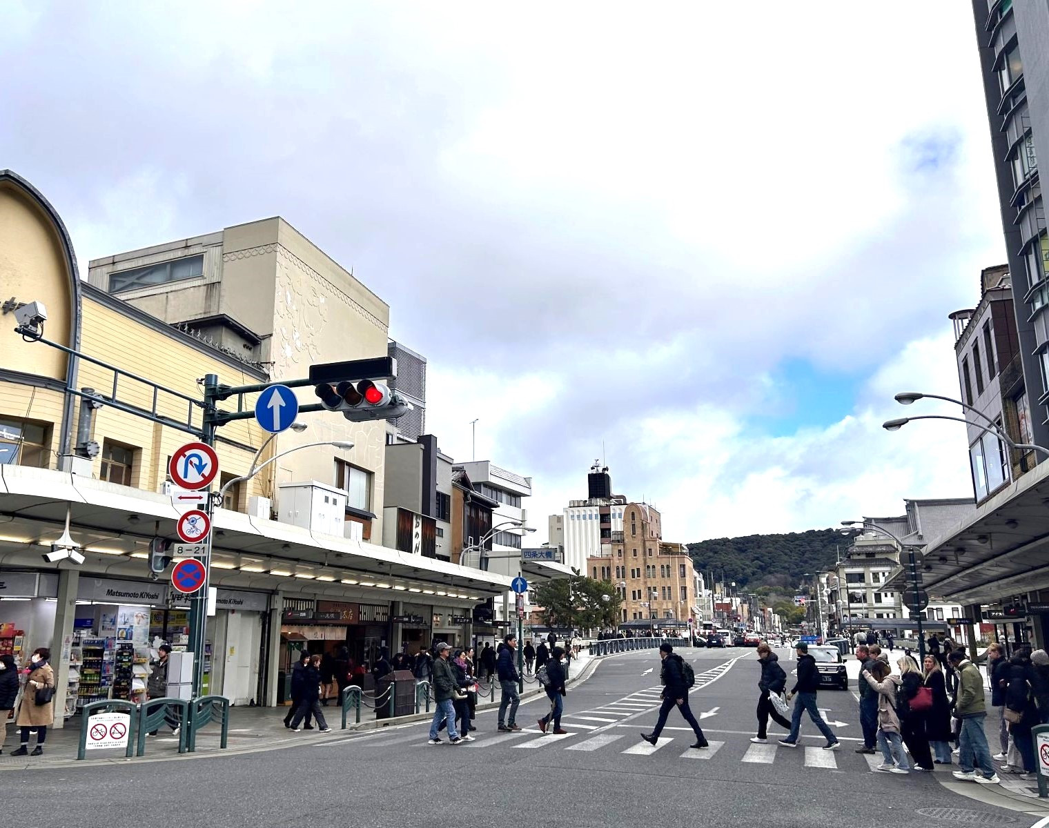 【京都観光の激変実態】中国人旅行者キャンセルが続出したら「行儀のいい富裕欧米人」が増えた「大声で騒がずマナーを守る」