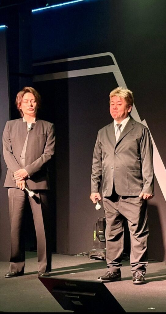 ホリエモンさん、スーツを着て青汁王子と並ぶ