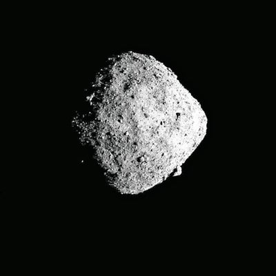 探査機「オシリス・レックス」が小惑星ベンヌから持ち帰った砂に遺伝物質RNAの材料となる糖が見つかる