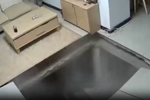 【動画】中国の欠陥住宅　床が落ちてしまう