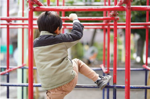 子供ヒグマ、3日連続で公園の遊具を占拠、昨日は射殺シーンを撮影しSNSでバズろうと札幌市民が殺到