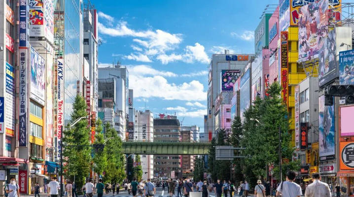 【社会】秋葉原が「中国の街に！？」─駅の美少女ポスターやビルの看板のゲームも実は全て中国企業のもの…そしてそれに群がる中国人客