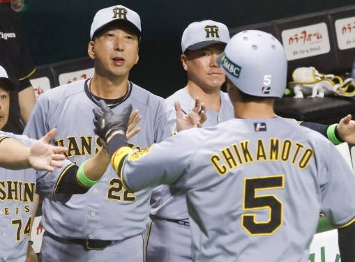 【野球】日本シリーズ第1戦 H 1-2 T [10/25]　阪神逆転勝ち　村上7回1失点、佐藤輝明勝ち越しタイムリー　ホークス拙攻11残塁