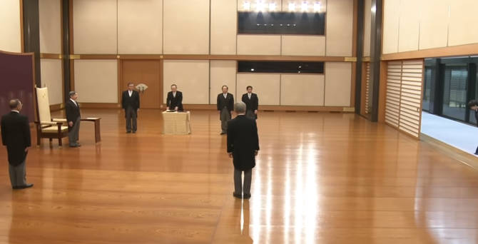 【海外「世界で唯一の皇帝なのに…?」】 皇居(宮殿)で行われた「松の間」での儀式の光景に衝撃を受ける外国人が続出 →→ 差し押さえでも来たのか?