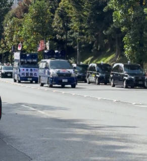 【誰ウェル】街宣右翼の車両がアメリカ国家を流し星条旗を掲げ都内でトランプを大歓迎へ…