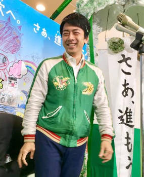 全米から「スカジャン」に注文殺到、小泉進次郎防衛相の着用した姿が全世界に配信されされ話題に