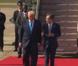 【あからさまwww】日本に来た時のテンションとえらい違い…(トランプ大統領、韓国に到着)