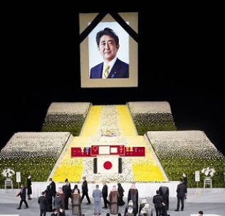 【X民】検察「国葬になるまでの人だった安倍晋三は、普通の人3人以上の価値があるから死刑を求刑する」
